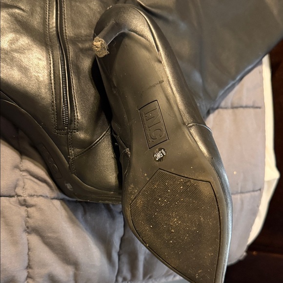 Elegant Black Leather Knee-High Boots - Picture 4 of 6